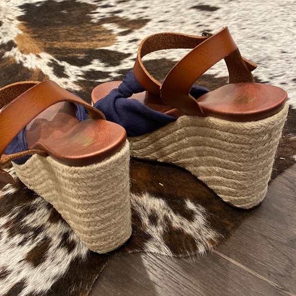 MIA Lorryann Rope Knotted Wedge in Navy Blue - Picture 5 of 8